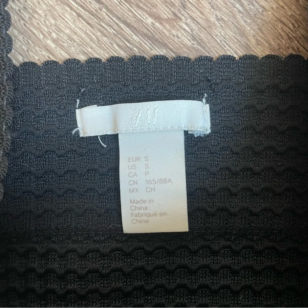 H&M Textured Crop Top Black Small - Picture 3 of 3
